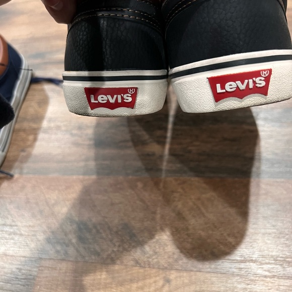 Two pairs of shoes 🖤💙Levi’s &HILFIGER - Picture 9 of 15